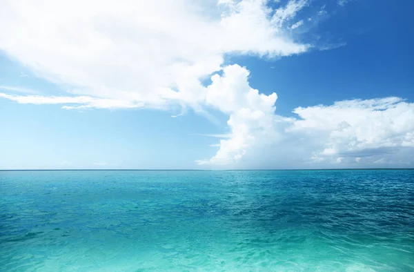 Karibské moře a dokonalé obloha — Stock fotografie