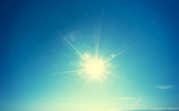 Голубое солнце и небо — стоковое фото