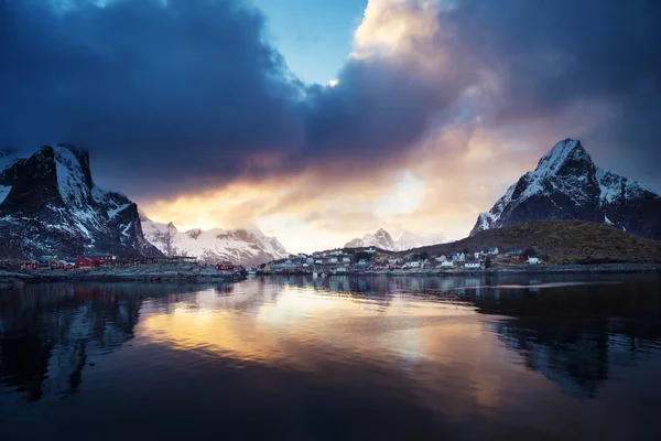 Zachód słońca nad Reine, wyspy Lofoten, Norwegia — Zdjęcie stockowe