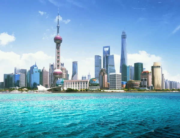 Skyline de Shanghai en día soleado, China —  Fotos de Stock