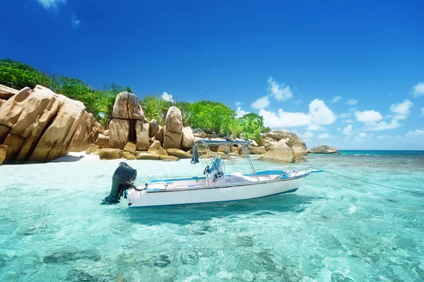 Speedboot op het strand van coco island, Seychellen — Stockfoto