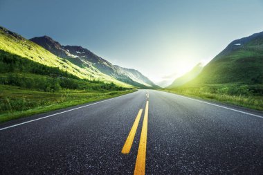 Norveç dağlarında yol