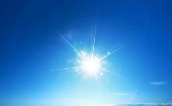Голубое солнце и небо — стоковое фото