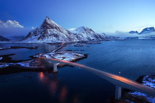 Olstind Mount en bruggen. Lofoten eilanden, Noorwegen — Stockfoto