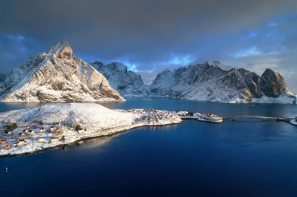 Снег в деревне Рейне, Лофотенские острова, Норвегия — стоковое фото