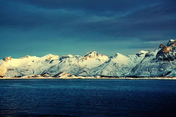 Coucher de soleil printanier, îles Lofoten, Norvège — Photo