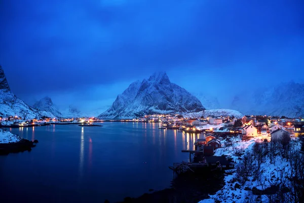Atardecer en Reine Village, Islas Lofoten, Noruega — Foto de Stock
