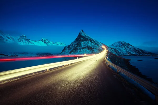 Olstind Mount e luz do carro. Ilhas Lofoten? Primavera, Norwa — Fotografia de Stock