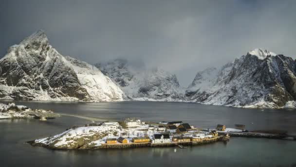 Sakrisoy Dorf und Bewegungswolken, erhabene Inseln, Norwegen — Stockvideo