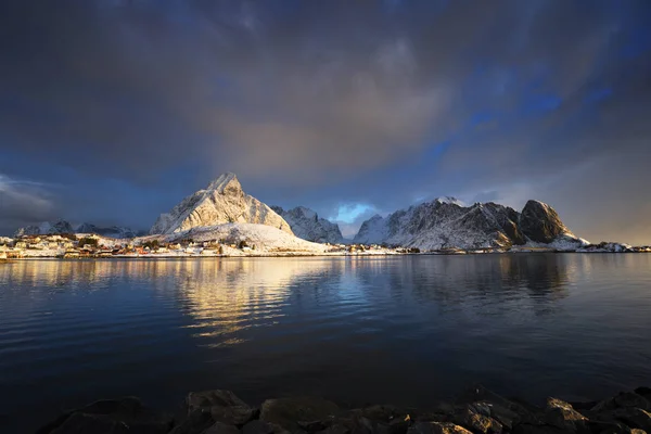 Sonnenaufgang auf reine, erhabene Inseln, Norwegen — Stockfoto