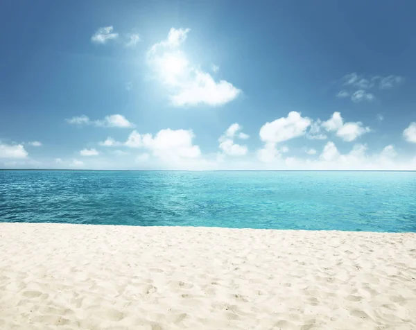 阳光灿烂的热带海滩 — 图库照片