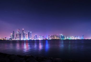 Dubai Yat Limanı içinde gökdelenler Panoraması günbatımı zamanı, Birleşik Arap Emirlikleri