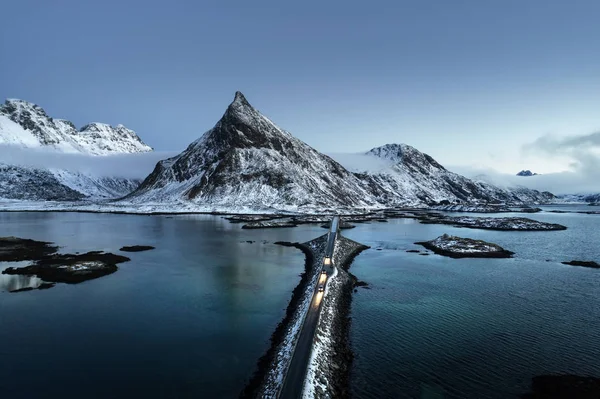 Olstind Mount et pont. Îles Lofoten, Norvège — Photo