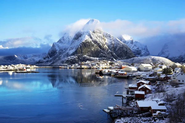 Sníh v Reine Village, Lofotenské ostrovy, Norsko — Stock fotografie