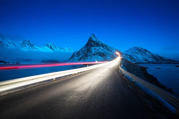 Olstind Mount e luce dell'auto. Isole Lofoten primavera, Norwa — Foto Stock