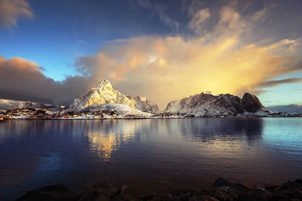 Amanecer en Reine, Islas Lofoten, Noruega — Foto de Stock