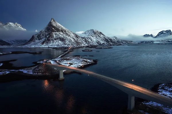 Monte Olstind e ponti. Isole Lofoten, Norvegia — Foto Stock