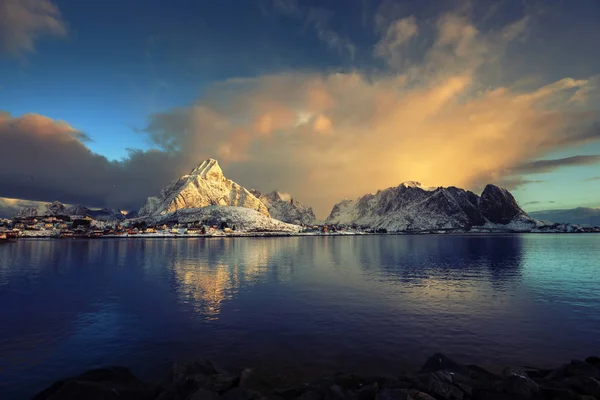 Alba a Reine, Isole Lofoten, Norvegia — Foto Stock