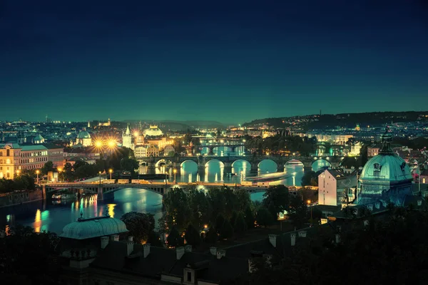 Köprüler, gece, Prague, Çek Cumhuriyeti — Stok fotoğraf