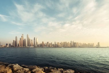 Dubai Yat Limanı içinde gökdelenler Panoraması günbatımı zamanı, Birleşik Arap Emirlikleri