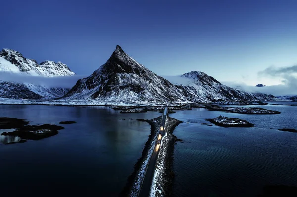 Olstind Monte e ponte. Isole Lofoten, Norvegia — Foto Stock