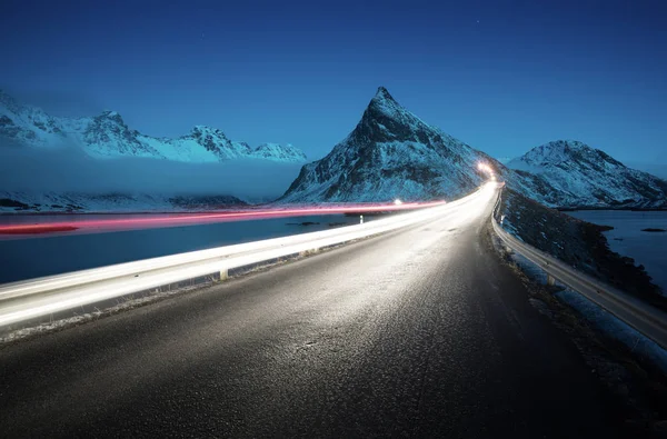 Olstind Dağı ve araba ışık. Lofoten Adaları? bahar zamanı, Norwa — Stok fotoğraf