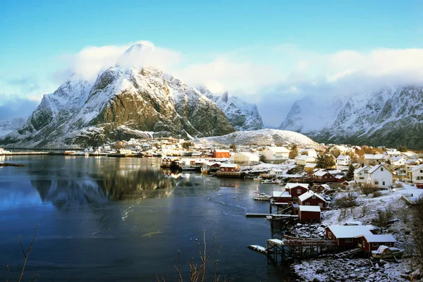 Zăpadă în Reine Village, Insulele Lofoten, Norvegia — Fotografie, imagine de stoc