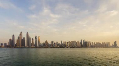 Dubai Marina, gökdelenlerin hızlandırılmış günbatımı zamanı, Birleşik Arap Emirlikleri