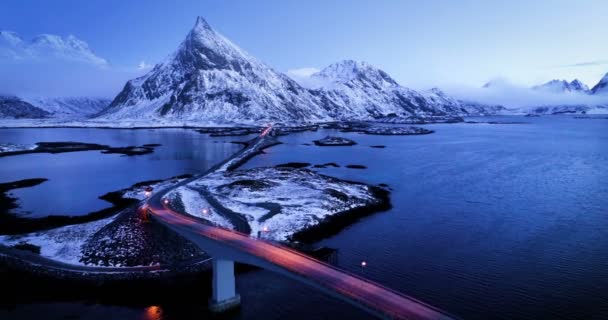 Olstind Mount en bruggen, luchtfoto. Lofoten eilanden, Noorwegen — Stockvideo