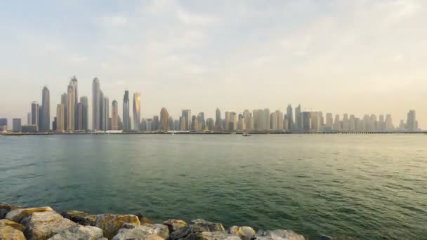 Timelapse de rascacielos en Dubai Marina, hora del atardecer, Emiratos Árabes Unidos — Vídeo de stock