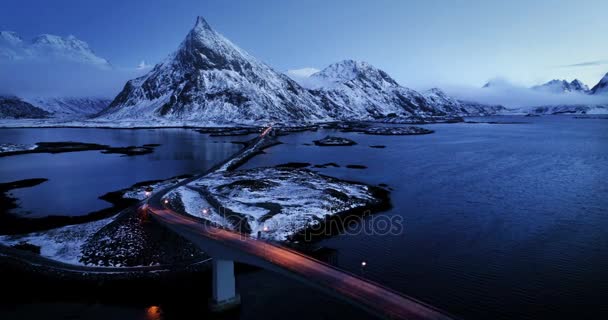 Olstind Mount a mosty, letecký pohled. Lofoten ostrovy, Norsko