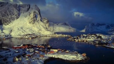 Reine dron, Mart, Lofoten Adaları, Norveç