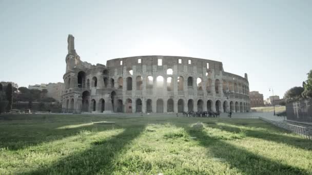 Coliseo en Roma y sol de la mañana, Italia — Vídeo de stock