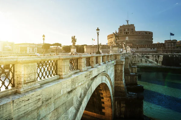 Sant Angelo hrad a most v čas západu slunce, Řím, Itálie — Stock fotografie