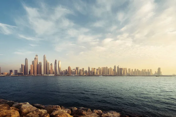 Panoráma a felhőkarcoló-ban Dubai Marina, Egyesült Arab Emírségek napnyugta időpontja, — Stock Fotó