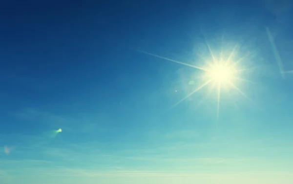 Blauer Himmel und Sonne — Stockfoto