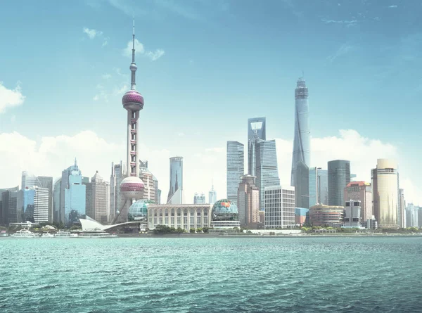 Шанхайский горизонт в солнечный день, Китай — стоковое фото