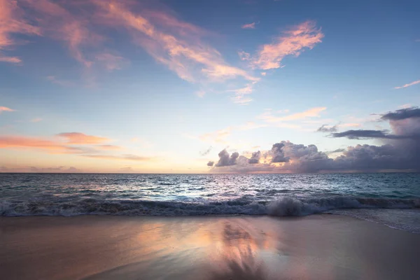 Sunset on Seychelles beach — Stock Photo, Image