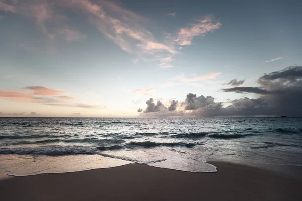 Tramonto sulla spiaggia delle Seychelles — Foto Stock