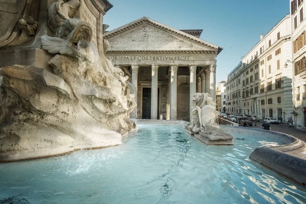 Pantheon çeşme, Roma