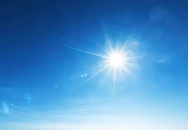 Blå himmel och sol — Stockfoto