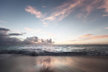 Seyşeller sahilde günbatımı