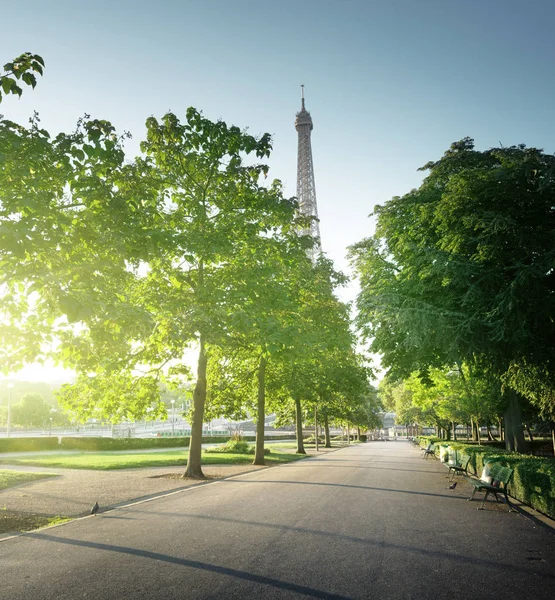 Manhã ensolarada e Torre Eiffel, Paris, França — Fotografia de Stock