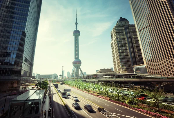 Yol içinde shanghai lujiazui Finans Merkezi — Stok fotoğraf