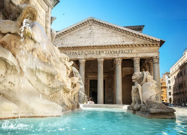 Pantheon çeşme, Roma