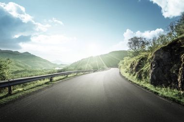 Norveç 'teki Lofoten adalarında yaz yolu.