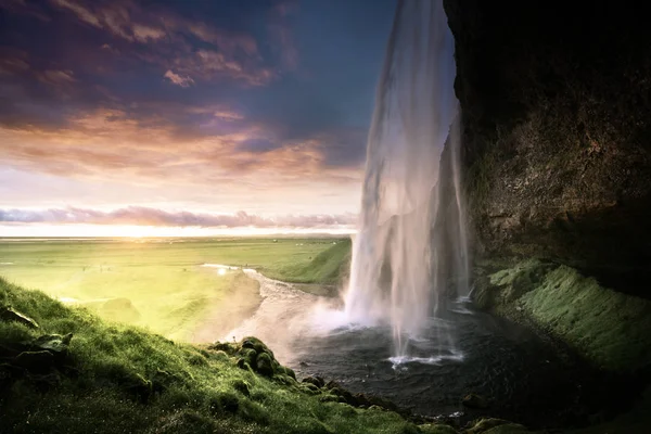 Gün batımında Seljalandsfoss Şelalesi, İzlanda