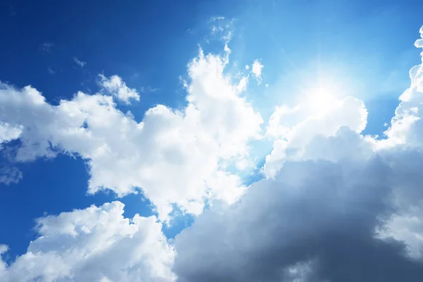 多云的天空和阳光 — 图库照片
