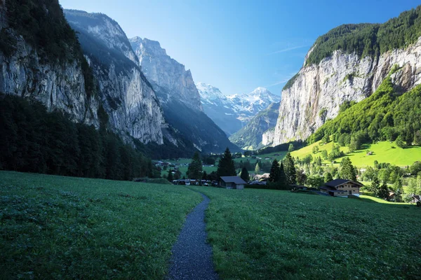 Lauterbrunnen a švýcarské Alpy v pozadí, Berner Oberland — Stock fotografie