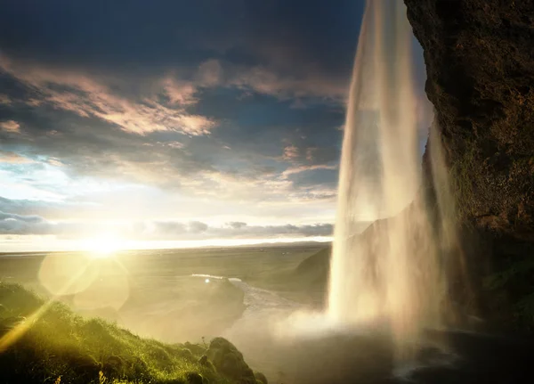 Cachoeira Seljalandsfoss ao pôr do sol, Islândia — Fotografia de Stock